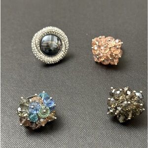 Lot of four fashion rings. These are adjustable